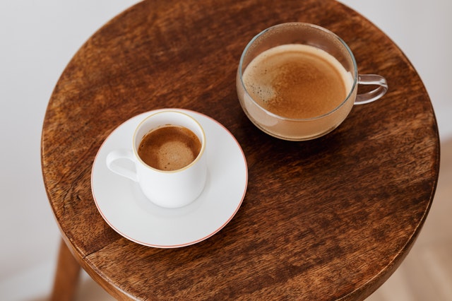 Choice between coffee in a large cup and a smaller cup to gradually cut on caffeine